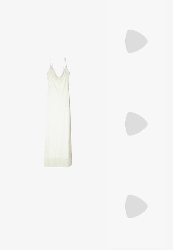 Witte jurk met dunne bandjes, met een gedrapeerde halslijn en een textiele stof. De zoom heeft een subtiel kantachtige patroon.; Beige gebreide sneakers met een gestructureerde bovenkant, ronde neus, dikke zool en decoratieve veters, gecombineerd met lichtblauwe cropped jeans.; Bruin leren schoudertas met logo-patroon, gouden kettingband, ritsluiting en gouden hardwareaccenten. Compacte en rechthoekige vorm.; Goudkleurig metalen horloge met een rechthoekige wijzerplaat met een groene gemarmerde wijzerplaat. Octagonale bezel en een schakelarmband.