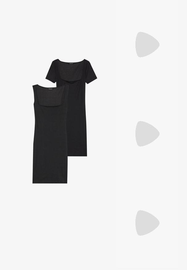 Schwarzes Bodycon-Kleid mit quadratischem Ausschnitt, kurzen Ärmeln und gerippter Textur. Zwei Varianten: in hellschwarzem und tieferem Schwarz.; Silberne Sandale mit quadratischer Zehenpartie, dünnem Knöchelriemen und kleinem Blockabsatz. Glatte metallische Oberfläche und minimalistisches Design.; Metallisch silberne Bucket Bag mit strukturiertem Finish, verziert mit einem silbernen runden Griff und Kordelzugverschluss, gehalten vor hellblauen Jeans.; Silberne Creolen mit einem glatten, runden Design und einer polierten Oberfläche. Sie sind dünn und leicht und verfügen über einen einfachen Verschluss.