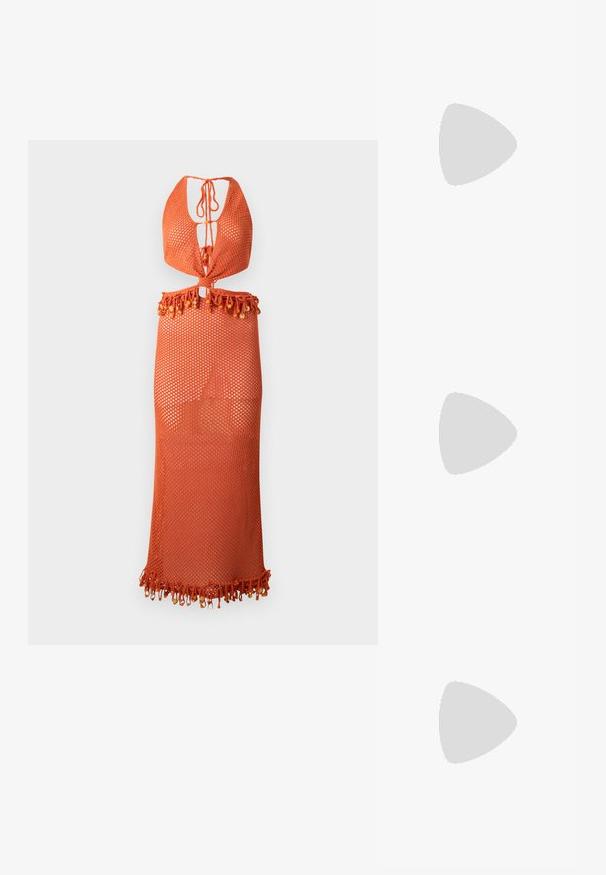 Kortermet t-skjorte med rund hals i lysebrun bomull. Løs passform med en jevn tekstur og sømdetaljer langs ermer og kant.; Oransje mesh kjole med halterneck design, med knyting og fransete hem pyntet med perler. Lett og semitransparent.; Sorte patentlær slingback-sko med spiss tå, ankelremmer med sølvspenner og detaljer, og en slank hæl.; Sølvmetallbrilleinnfatning med rektangulære linser, som har klare linser, dekorative sideakcenter og armer med svarte spisser.; Brun lærveske med to robuste håndtak, rektangulær form, jevn tekstur og glidelås. Minimalistisk design uten synlige mønstre.