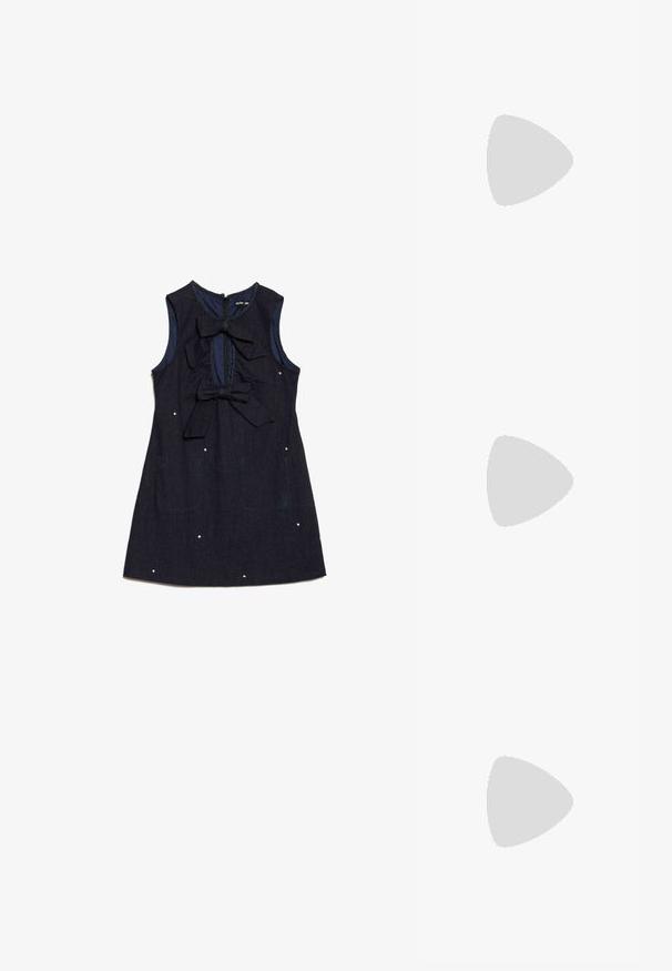 Navy denimklänning med ärmlös design, två stora rosetter framtill och dekorativa vita prickar. Har en dragkedja i ryggen.; Söljfärgade högklackade sandaletter med en remdesign, glittrande material, rhinestones-dekorationer och en smal ankelrem. Fyrkantig tå och polerad klack.; Röd läderaxelväska med en slät yta, böjd design och en dekorativ spänneaccent. Justerbar rem och dragkedjestängning.; Guldtonade metallörhängen med en slät, rundad triangulär form och design med postback; reflekterande yta med minimal detaljering.
