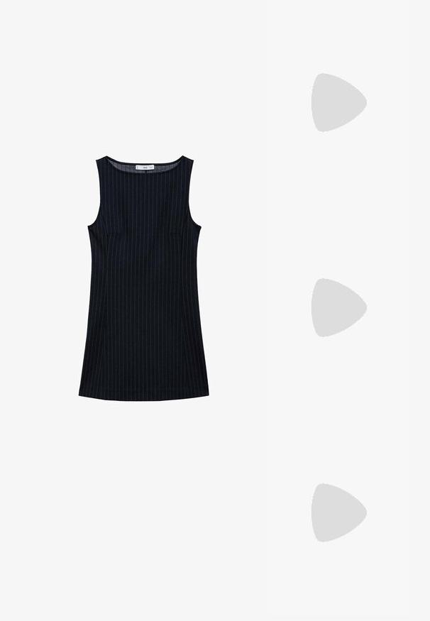 Abito senza maniche a righe navy con taglio dritto, dotato di tasche laterali e scollo rotondo. Tessuto con texture liscia.; Infradito color beige con una soletta imbottita, dotate di dettagli intrecciati in bianco e oro sulla cinghia per un tocco in più.; Sciarpa a righe bianche e nere, realizzata in tessuto leggero. Forma rettangolare con righe alternate di diverse larghezze. Texture morbida.; Borsa a mano in pelle marrone con forma conica, manici robusti e cuciture bianche a contrasto. Presenta una tracolla removibile per una maggiore versatilità.