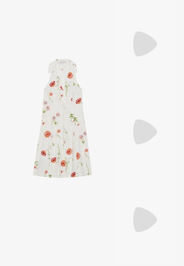 Rochie florală, realizată dintr-o țesătură albă cu modele de flori roz și portocalii, cu un guler și un design cu nasturi la față.; Pantofii cu toc înalt din suede bleu deschis au vârful ascuțit și o mică fundă accent în partea din spate. Au un design elegant și talpa interioară de culoare bej.; Geantă tote bej cu mânere plate, textură netedă și elemente de metal aurii, asociată cu un clutch matlasat asortat, având un bretele din lanț.; Bandă de cap din material moale, de culoare crem, cu un design răsucit, purtată alături de o bluză în dungi bej și albă, cu guler rotund. Accente discrete din bijuterii.