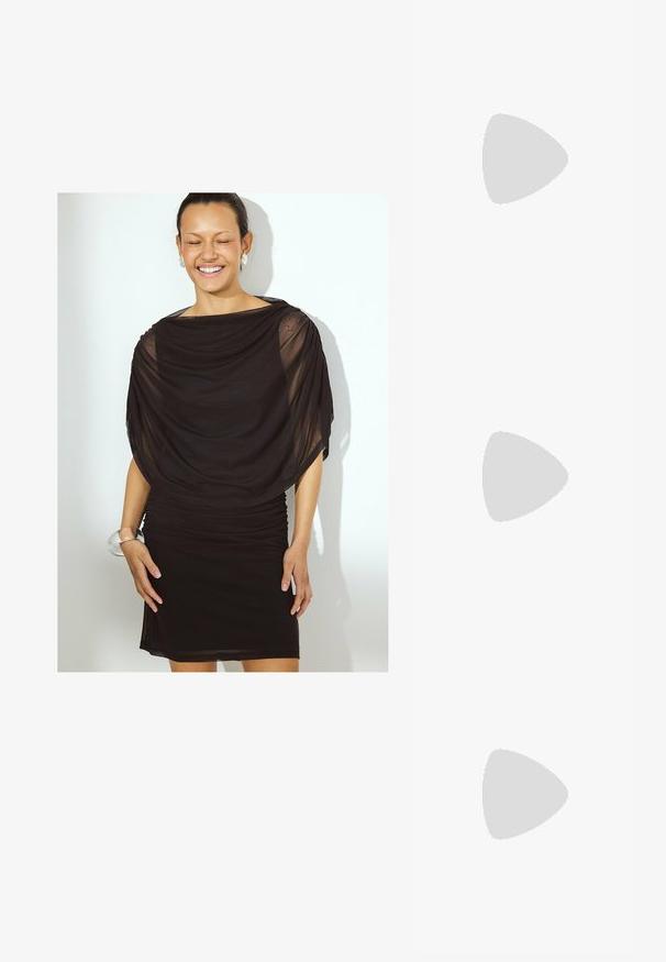 Vestido negro con un suave y transparente superposición que cae desde los hombros, detalles fruncidos en la cintura y un corte sutil. Accesorio de pulsera transparente.; Zapatos burgundy de punta afilada y punta abierta con textura de cocodrilo, tacón bajo y un detalle de hebilla dorada en la correa. Forro interior suave.; Clutch de imitación cuero texturizado burdeos con correa de cadena dorada y un cierre de metal. Forma rectangular, acabado suave, detalle mínimo.; Pulsera en tono dorado que presenta cristales claros redondos incrustados en un diseño flexible e interconectado con un cierre seguro. Acabado liso y pulido.
