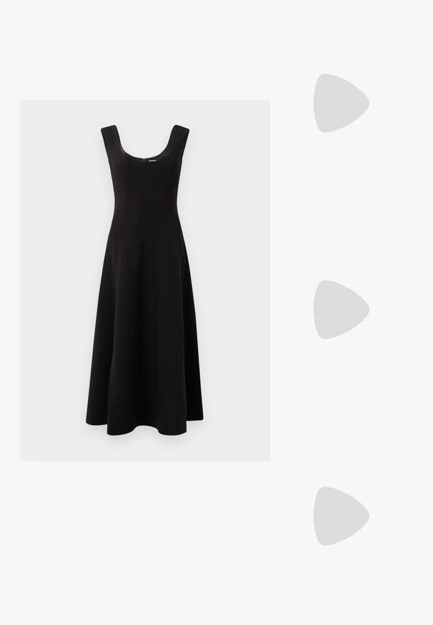 Világos bézs, bordázott pántos felső, kerek nyakkivágással és ujjatlan kialakítással. Az elején egy kis kék logó található.; Fekete ruha tág nyakú kivágással, ujjatlan kialakítással és bővülő A-vonalú sziluettel. Vertikális varrási részletekkel a struktúra érdekében.; Fekete lakk bőr szandál három pánttal, bokapánttal és 10 cm magasságú tűsarokkal. Arany színű részletekkel és logó charm-mal rendelkezik.; Fekete bőr kézitáska ívelt designnal, ezüst szegecsekkel, csattal és két oldalsó zsebbel. Állítható vállpánt a hordozási lehetőségekhez.