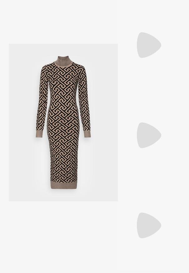 Vestido de punto de manga larga con cuello alto, con un patrón geométrico en negro y beige, puños acanalados y una silueta ajustada.; Sandalia negra de tiras con punta cuadrada y tacón bajo de bloque. Presenta múltiples tiras delgadas y una correa ajustable en el tobillo. Fabricada en cuero suave.; Bolso cruzado de piel negra con textura suave, forma rectangular y un detalle de cadena metálica en el frente. Incluye una correa ajustable.; Anillo de plata de doble banda con una superficie lisa y pulida. Presenta un diseño fluido y curvado con secciones superpuestas para un aspecto moderno.