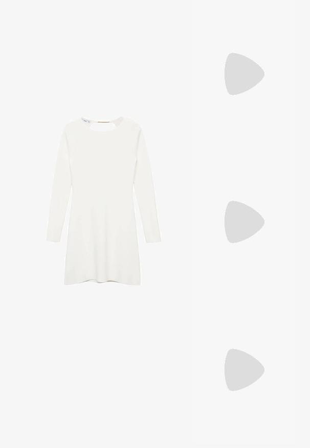 Abito bianco a maniche lunghe con scollo rotondo e dettagli a apertura a chiave sul retro, caratterizzato da un tessuto liscio e testurizzato e una gonna svasata.; Sandal con tacco stiletto azzurro chiaro con due cinturini davanti e cinturino alla caviglia, realizzato in materiale laccato lucido, dotato di un tacco sottile e design minimale.; Borsa a tracolla sintetica tessuta di colore rosa, di forma quadrata, con superficie liscia, tracolla regolabile e chiusura in metallo dorato. Design compatto.; Orologio da polso rettangolare dorato con quadrante bianco, indicatori delle ore in tono argento e un robusto bracciale in metallo. Include la funzione di resistenza all'acqua.