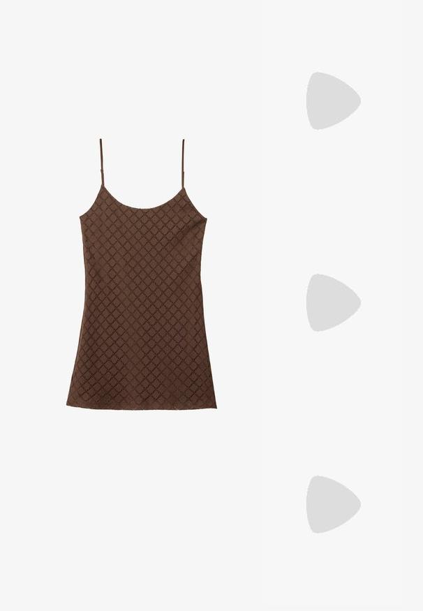 Camisola marrone con un motivo in pizzo, dotata di spalline sottili, caratterizzata da un design a diamante testurizzato su tutta la stoffa e un orlo dritto.; Sandal in pelle nera caratterizzato da due cinghie regolabili con hardware dorato, una soletta imbottita e una suola in gomma nera testurizzata.; Occhiali da sole neri rettangolari con lenti blu oscurate, montatura spessa e un accento circolare dorato di lato. Finitura elegante e lucida.; Borsa in pelle marrone con un accento a forma di cuore, design arrotondato, accessori in metallo dorato, tenuta da una mano; abbinata a jeans distressed e a una maglietta con perline.