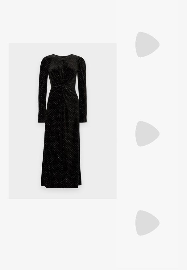 Rochie din catifea neagră cu mâneci lungi, un design cu un nod în față și accente cu buline albe pe toată suprafața, având o siluetă lungă până la podea.; Pantof cu toc înalt și vârf ascuțit, cu o schemă de culori argintii, aurii și nude. Finisaj lucios cu un design decupat, având un toc stiletto.; Pouch bag metalizat argintiu, cu o formă moale și rotunjită și un închidere de tip nod la partea de sus. Fabricat dintr-un material sintetic din piele netedă.; Cercei din argint cu un design torsadat, având un finisaj lucios și închidere cu tijă. Au un diametru de aproximativ 3 cm.