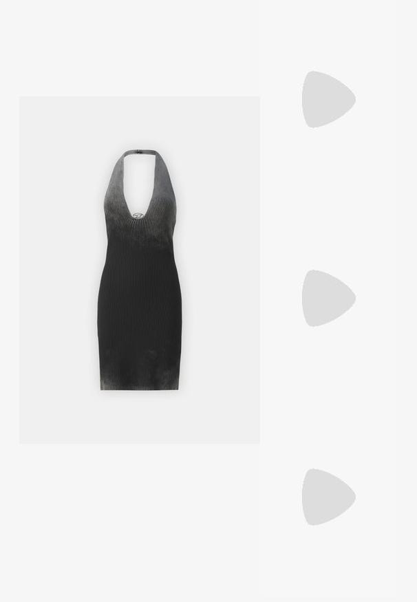 Ribota halter tipa kleita gradientā melnā krāsā, ar dziļu V veida kakla izgriezumu un sudraba aksesoru ap kakla izgriezumu. Gluda tekstūra.; Melni ādas zābaki līdz ceļiem ar noapaļotu purngalu, siksna ar sudraba elementiem un zemu kaļķakmens papēdi. "REPLAY MFG. CO" iegravēts sānos.; Pelēkas pārāk lielas saulesbrilles ar noapaļotu formu un tumšiem stikliem. Gluda plastmasas rāmis ar gludu apdari. Modeli ir pītās matu pēc.; Melnā ziedu kaklarota, kas izgatavota no kārtainām ziedlapām, valkāta kopā ar melnu ribotu topu ar sudraba akcentiem apkakles un plecu daļā.