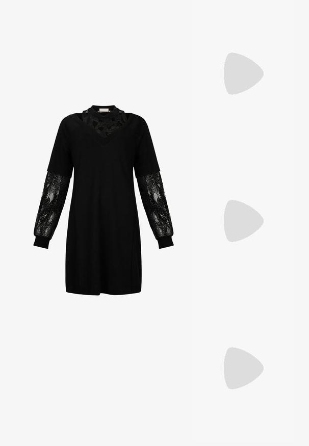 Vestido negro con escote en V, mangas cortas e inserciones de encaje texturizado en las mangas. Presenta un corte suelto y una tela suave.; Las sandalias negras de tacón alto presentan finas correas con un diseño anudado, una punta cuadrada suave y un elegante tacón de aguja.; Bolso de mano metálico gris claro con una cadena como asa, adornado con pequeños remaches metálicos circulares y un logotipo de marca en forma triangular.; Aros de plata en forma de aro con un acabado liso y brillante. Diseño redondeado y ligero, con cierre de tipo post-back.