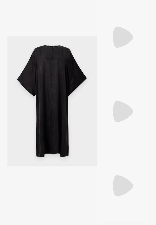 Schwarzes Maxikleid mit lockerer Passform, weiten Ärmeln, rundem Ausschnitt und einem kleinen Schlitz auf der Vorderseite. Aus glattem, leichtem Stoff gefertigt.; Burgunderfarbene Leder-Stiefeletten mit spitzem Zeh und schmalem Absatz. Mit seitlichem Reißverschluss und glatter, glänzender Textur.; Schwarze Handtasche aus Krokodilprägung mit strukturiertem Design, Oberhandgriff, verstellbarem Tragegurt und einem auffälligen Logo-Detail auf der Vorderseite.; Goldfarbener Brosche mit einem geknoteten Design, sanften, geschwungenen Linien und einer filigranen Form, die eine polierte Oberfläche widerspiegelt.