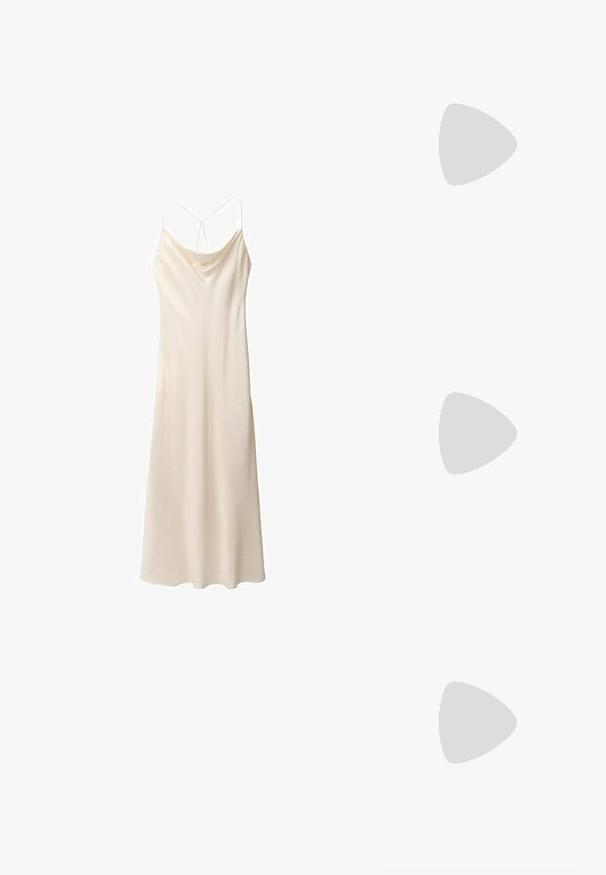 Rochie din satin, de culoare crem, cu bretele subțiri, decolteu tip cowl și o croială lejeră care se termină la jumătatea gambei, textură netedă cu un luciu subtil.; Botine negre din piele, cu vârful pătrat, toc masiv și textură netedă, asortate cu blugi întunecat gri, cu manșetă.; Ochelari de soare negri, cu ramă rectangulară, lentile întunecate, finisaj lucios, brațe late și un design masiv. Numele mărcii gravat pe una dintre brațe.; Geantă neagră din material cu textură de crocodil, cu două mânere și închidere cu fermoar. Geanta are o formă rectangulară și un finisaj lucios.