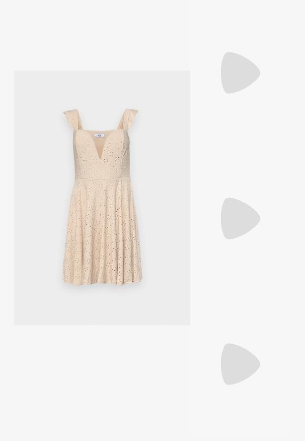 Beige klänning med V-ringning, volangaxlar och hålmönster. Figurnära liv som leder till en utsvängd kjol. Tillverkad av lättviktig tyg.; ALDO NAILAH - Pumps - beige; Vit syntetisk handväska med triangulär form, platt framklaff och rosettdetalj, justerbar rem, slät textur och minimalistisk design.; Örhänge i guldtonad metall med en elegant, böjd design. Har en distinkt spetsig form, polerad yta och gångjärnslås.