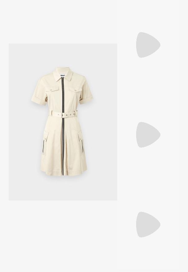 Vestido corto color beige con mangas cortas, cierre frontal, cintura ceñida con cinturón, dos bolsillos en el pecho y bolsillos laterales. La tela tiene una textura suave y ligera.; Bota negra hasta la rodilla, material de cuero liso, tacón grueso, punta redondeada, suela texturizada con agarre, diseño elegante sin adornos.; Gafas de sol de carey negro con lentes rectangulares, tinte marrón, gruesa montura y detalle del logo doble-G en oro en la patilla.; Pendientes de aro en tono dorado con un borde exterior de resina de patrón carey, que cuentan con un acabado suave y una forma circular elegante.