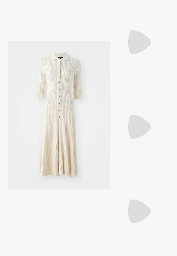 Maje RULEXY - Vestido largo - beige; Zapato de slingback de cuero blanco con punta afilada, tacón pequeño y correa ajustable que presenta un destacado detalle de hebilla plateada.; Maje MISS MINI - Bandolera - noir; Pendientes en tono dorado con múltiples cadenas en cascada, que cuentan con acentos de strass ovalados claros y parte superior decorativa de tachuelas.
