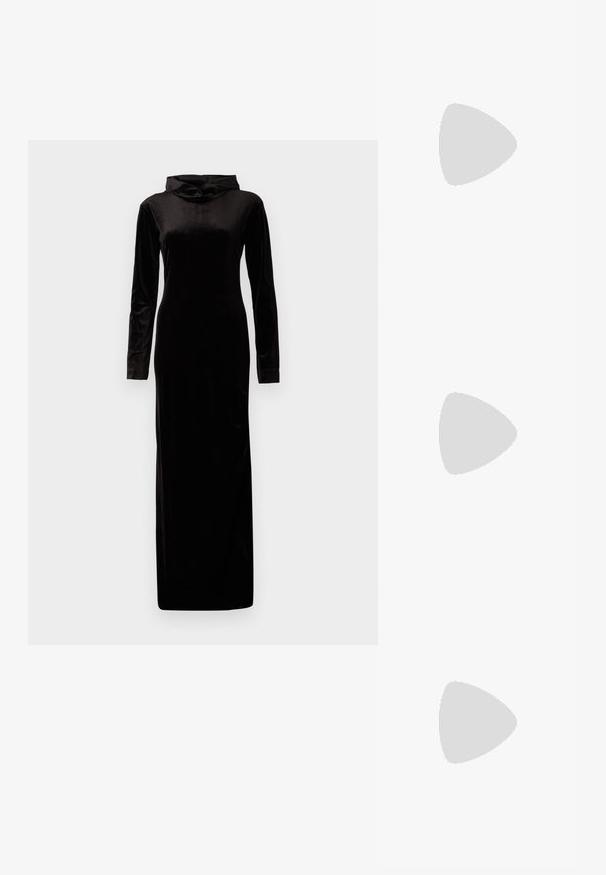 Robe longue en velours noir à manches longues avec une silhouette ajustée et un col haut. Texture lisse, longueur au sol, design minimaliste sans ornements.; Débardeur blanc côtelé avec un col rond et un détail métallique sur l'épaule. Texture douce, coupe ajustée et sans manches.; Botte argentée arrivant à mi-mollet avec une texture froissée, un bout pointu et un petit talon. Fabriquée en matériau brillant avec une surface réfléchissante.; Sac à main en cuir noir au design courbé, avec des clous en argent, une boucle et deux poches latérales. Bandoulière réglable pour différentes options de transport.