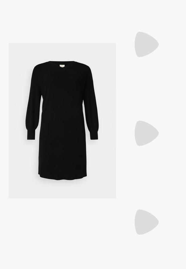 Weißes, geripptes, langärmeliges Crop-Top mit weitem Rundhalsausschnitt, kombiniert mit hochgeschnittenen, hellblauen Denim-Jeans.; Schwarzes Strickkleid mit V-Ausschnitt, langen Ballonärmeln und gerippten Bündchen. Einfaches Design mit geradem Schnitt und knielangem Saum.; Schwarze knielange Stiefel aus glattem Leder mit einem breiten Absatz und einer abgerundeten Spitze. Mit nahtlosem Design und subtilen Nähakzenten.; Goldene Creolenohrringe mit einem doppellagigen Design. Glatte, glänzende Oberfläche mit einem nahtlosen Verschlussmechanismus. Runde Form mit modernem Aussehen.