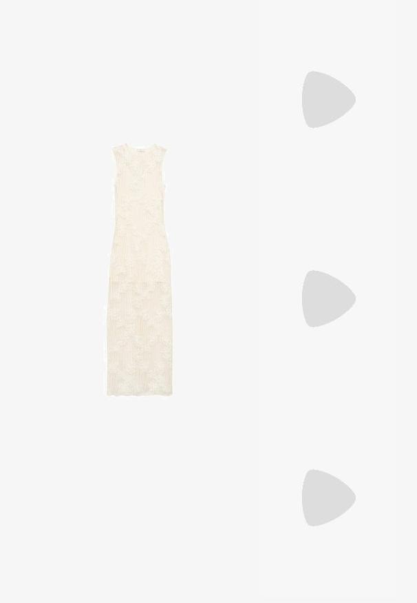 Abito lungo, di un bianco cremoso, con una texture a coste e un motivo di pizzo floreale. Design senza maniche, lungo fino al pavimento, vestibilità sartoriale e scollo rotondo.; Sandali in suede marrone con dettaglio in oro, dotati di suola piatta in gomma nera e design in stile infradito. Tessuto morbido, stile minimalista.; Occhiali da sole in tartaruga con una montatura rotonda e voluminosa e lenti marroni. Presentano delicati motivi e bracci dritti e affusolati.; Borsa a tracolla nera in pelle con due tasche frontali con zip, forma strutturata, tracolla regolabile e superficie texturizzata.