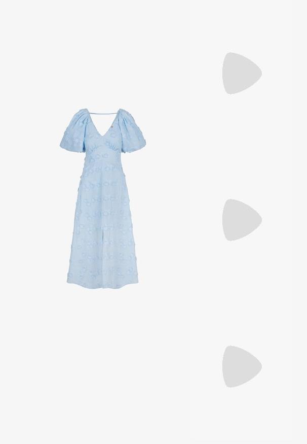 Rode rib gebreide crop top met brede schouderbanden en witte branding. Glad textiel, vierkante halslijn en geen zichtbare sluitingen.; Lichtblauwe jurk met korte poffende mouwen, V-hals, bloemendecoratie en een vloeiende silhoët, met een rechte snit en een zijsplits.; Denim slingback hakken met een spitse neus en een lage, slanke hak. Kenmerkt zich door een gestructureerde stof in donkerblauw en een slank, gestroomlijnd ontwerp.; Groene leren handtas met gouden kettingriem, rechthoekige vorm, sluithardware aan de voorkant en reliëf logo detail in de rechterbenedenhoek.; Zilveren hartvormige ketting met sprankelende stenen, gedragen over een lichtroze, gedrapeerd kledingstuk. Eenvoudig ontwerp met een veilige sluiting.