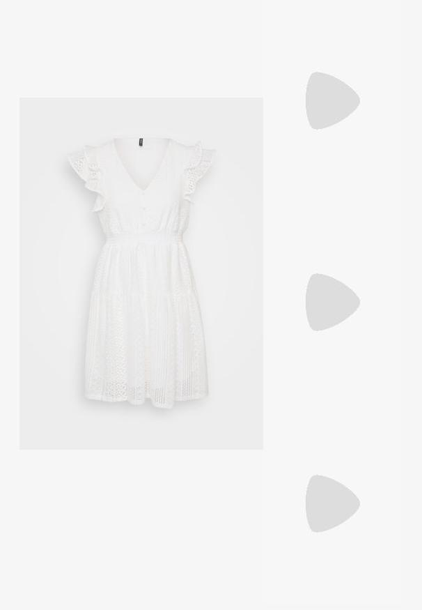 Witte katoenen jurk met een V-hals, korte rimpel mouwen, knoopdetails, elastische tailleband en gelaagde rok met ingewikkelde kanten patronen.; Zwarte platte sandalen met gevlochten banden, gouden accenten en een minimalistisch design met een dunne zool en een verstelbare enkelband.; Zwarte cat-eye zonnebril met een matte afwerking, voorzien van grijs getinte glazen, scherpe hoeken en slanke zijarmen. Merkennaam zichtbaar op de binnenarm.; Gouden hoepel oorbellen met een gladde, ronde vorm. Voorzien van een kleine scharnierluiting, lichte uitstraling en een gepolijste afwerking.