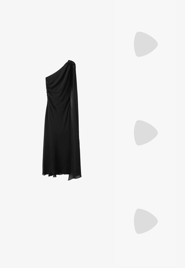 Černé šaty na jedno rameno s drapovanou tkaninou, sklady na těle a splývavou sukní. Hladký materiál a délka ke kotníkům.; Zlaté metalické sandály na vysokém podpatku s kotníkovým páskem, dvěma úzkými předními pásky a blokovým podpatkem. Obsahují ozdobné prvky.; Černá kožená kabelka s křivkovým tvarem, odnímatelným popruhem a zlatými detaily. Kabelka má klopu s přezkou.; Náušnice ve zlatém tónu z kovu s elegantním zakřiveným designem. Vyznačují se jedinečným špičatým tvarem, lesklým povrchem a závěsem na kloub.