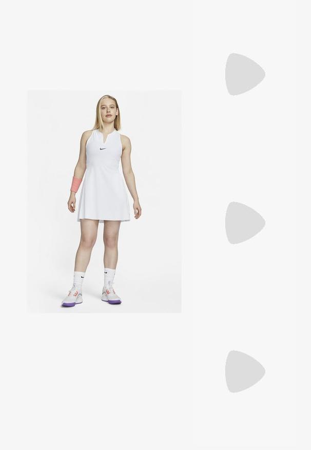 Schwarzes sportliches Tanktop aus leichtem, atmungsaktivem Material. Hat einen runden Ausschnitt und ein dezentes Logo auf der oberen linken Seite.; Weißes Tennis Kleid mit ärmellosem Design und Kragen, mit einem schwarzen Nike-Logo. Getragen mit einem pinken Handgelenksband und weißen Schuhen mit lila Akzenten.; Schwarzer Sportschuh mit mesh-Obermaterial, Gummisohle und strukturierten Akzenten. Das Design umfasst ein ausgeprägtes Schnürsystem und eine gepolsterte Sohle.; Schwarze Nylon-Hüfttasche mit Reißverschluss, ausgestattet mit einem großen weißen Nike-Logo. Glatte Textur und ergonomisches Design für einen bequemen Tragekomfort.