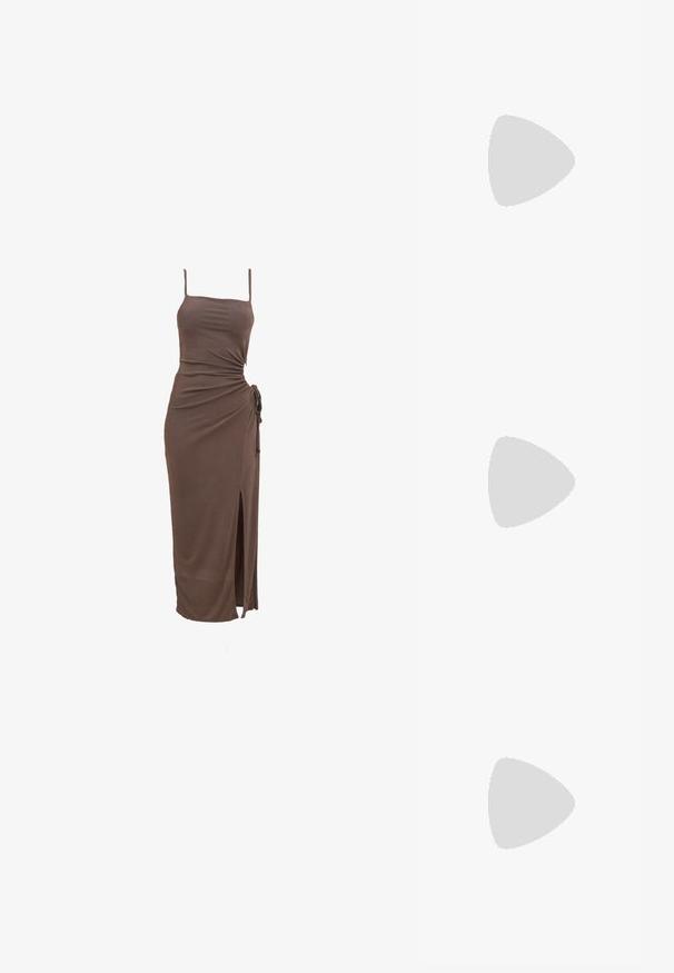 Ruda be rankovių suknelė su prigludusia siluetu, šoniniu mazgo akcentu ir šlaunies aukščio skilimu, pagaminta iš lygaus, tamprios medžiagos.; Aukštakulniai sandalai su dirželiais, alyvuogių žalios suede medžiagos, su smailiu pirštu, juodu padu ir reguliuojamu kulkšnies dirželiu. Yra kryžminio dizaino viršus.; Geltonas dirbtinės krokodilo odos rankinukas su standžiu dizainu, viršutine rankena, nuimamu grandininiu dirželiu ir dekoratyviniu krištolo papuošimu ant užsegimo.; Aukso tono metalinės auskarai su stilingu, kreiviu dizainu. Išsiskiria ryškiu smailiu pavidalu, poliruota paviršiumi ir užsegimu su vyriu.