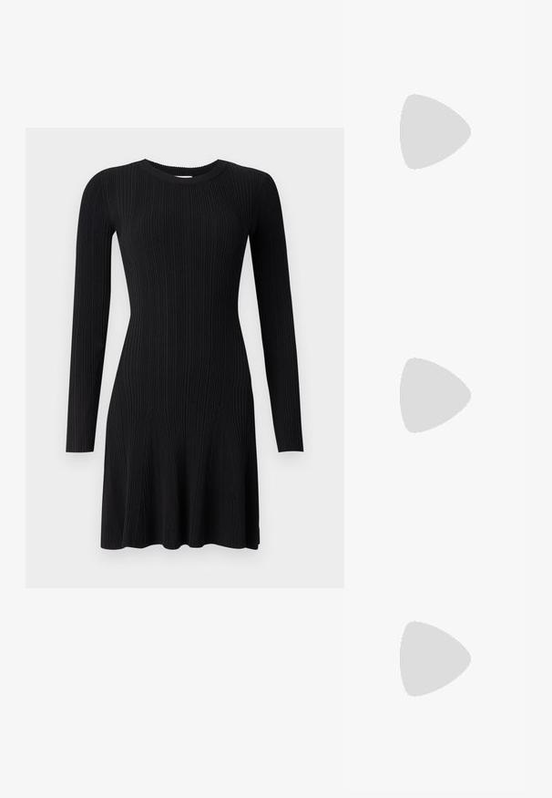 Lange mouw bodysuit in crème, met een hoge nek, off-shoulder ontwerp en zachte, rekbare stof met drukknoopsluiting aan de onderkant.; Zwarte geribde gebreide jurk met lange mouwen, ronde halslijn en uitlopende zoom. Gladde textuur met verticale strepen en een getailleerde silhouet.; Zwarte leren ballerina met een ronde neus, gladde textuur, minimale stikdetails en een flexibele zoolontwerp.; Zwarte leren handtas met een gebogen vorm, met een decoratief ontwerp aan de voorkant, een korte schouderband en accenten in goudkleurig beslag.