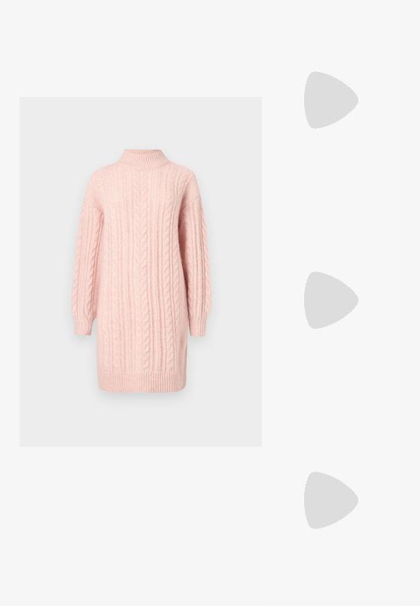 Robe en tricot côtelé rose doux avec de longues manches et un col montant, un ourlet et des poignets côtelés sur fond blanc.; Chaussure à talon aiguille à bout pointu avec un schema de couleurs argent, or et nude. Fini brillant avec un design découpé, dotée d'un talon stiletto.; Sac à main en cuir noir avec une forme courbée, bandoulière amovible et des accessoires en or. Le sac est doté d'un rabat avec un détail de boucle.; Bracelet en métal couleur or avec un design fluide et courbé. Présente un petit accent argenté proéminent à une extrémité.