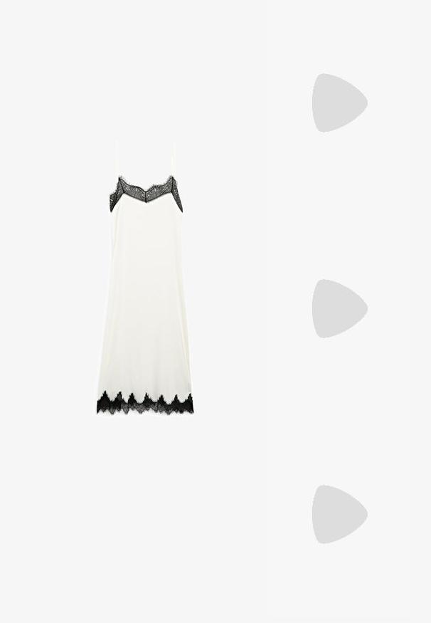 Lys beige tanktop med cowl-neck og tynde stropper, der har draperet stof for et tekstureret udseende og en tætsiddende silhuet.; Hvid glidende kjole med delikate sorte blonde detaljer ved udskæringen og kanten, med tynde stropper og en glat tekstur.; Sorte flip-flop med en tekstureret gummisål, to slanke stropper og et subtilt, præget logodetalje på stroppen.; Sorte rektangulære solbriller med en tyk ramme, mørkt tonede linser og et slankt design. Bøjlerne har en glat finish.; Sort læderhåndtaske med en buet form, der har en fremtrædende gul oval lukning, justerbar skulderrem og minimalistisk design.