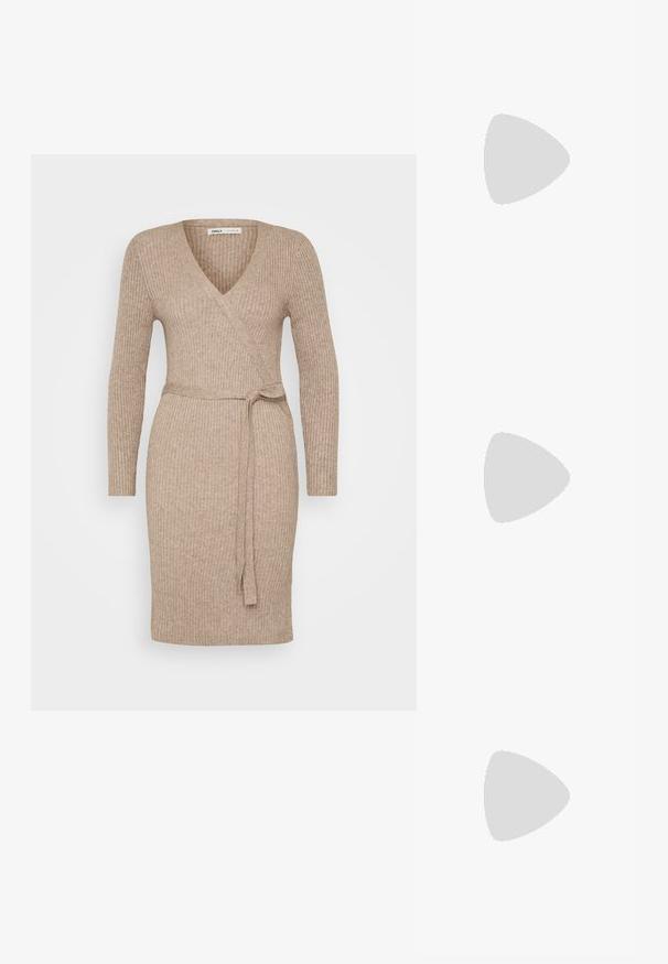 Abito avvolgente a maglia a coste beige con maniche lunghe, scollo a V e vita legata. Tessuto liscio, design aderente, orlo a lunghezza media.; Tre top corti a maniche lunghe impilati, nei colori bianco, beige e blu verde tenue, con scollature rotonde su uno sfondo grigio chiaro.; Mocassini in pelle verniciata nera con suola spessa nera e dettagli in hardware dorato. Texture liscia e design con punta arrotondata.; Orecchini a cerchio in metallo argento con finitura spazzolata, caratterizzati da un design circolare e un gancio trasparente sul retro per una vestibilità sicura.