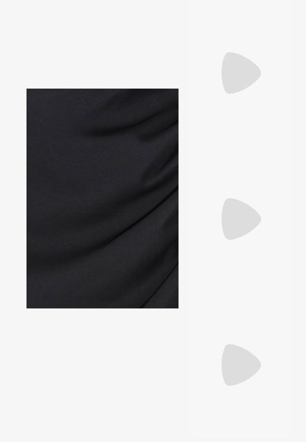 Mustra musta kangas, millel on sujuv, kergelt tekstureeritud pind, pehmed longused ja õrnad voldid, luues voolava välimuse.; Burgundi patendiga nahast kõrged kontsad terava ninaga, pahkluupannal ja 10 cm kõrge stiletokontsaga. Sile tekstuur ja minimaalne disain.; Kuldne metallist clutch-kott, millel on klapiga sulgemine, sile tekstuur ja eemaldatav kett. Esiküljel on silmapaistev ristkülikukujuline kuldne aksessuaar.; Kuldtooni metallist kõrvarõngas, millel on elegantne ja kaarjas disain. Omab silmapaistvat teravat kuju, poleeritud pinda ja hingesulgemist.