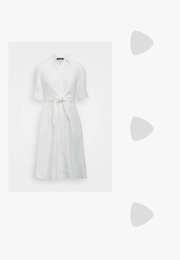 Vestido de camisa de lino blanco con mangas cortas, cuello tipo camisa y un detalle de nudo en la cintura, con un diseño de botones en la parte delantera.; Espadrille de cuero marrón con una textura suave, suela de cuerda de yute y un acento del logo dorado en el lateral. Punta redondeada con un diseño casual.; Bolso cruzado de cuero negro con dos bolsillos frontales, hebillas doradas, cierre de cremallera y una correa delgada. Superficie texturizada y forma rectangular compacta.; Pendientes de aro de metal en tono dorado con una forma curva y alargada. Presentan una superficie lisa y brillante y una punta redondeada para mayor detalle.