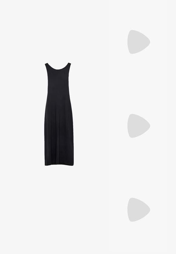 Vestido maxi negro sin mangas con escote en forma de barco y una silueta recta y fluida sobre un fondo blanco.; Sandal de tacón alto negro con punta abierta, que presenta tiras entrelazadas adornadas con pequeñas cuentas y una correa en el tobillo ajustable.; Anna Field LEATHER - Guantes - black; Pendientes de aro pequeños con un borde exterior dorado y una superficie interior plateada brillante y reflectante, mostrados uno al lado del otro sobre un fondo blanco.