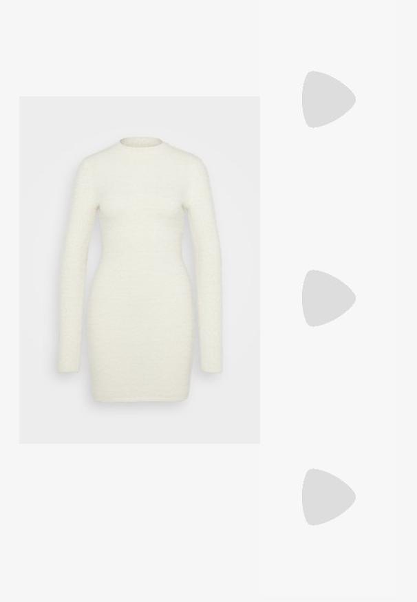 Robe à manches longues en tissu blanc doux et texturé ; silhouette ajustée avec un col rond et une finition lisse, s'étendant jusqu'au milieu des cuisses.; Botte en cuir argentée montante avec un embout pointu, texture lisse et un design épuré. Dotée d'un petit talon bloc et de détails cousus.; Pochette en métal argenté avec une forme douce et arrondie et un fermoir en haut noué. Fabriquée en simili cuir lisse.; Boucles d'oreilles en argent au design minimaliste. Forme circulaire, texture lisse et profil fin. Légères avec une finition polie.