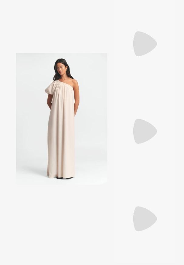 Robe maxi à une épaule en tissu beige clair, présentant un décolleté froncé, une coupe ample et un design fluide au niveau du sol.; Sandale à semelle en cuir de serpent en blanc et noir, avec un design à lanière fine et un petit talon épais pour la stabilité. Texture lisse.; Lunettes de soleil noires en forme carrée avec une finition mate, dotées de verres transparents et d'une légère teinte bleue sur un côté. Design robuste et angulaire.; Portefeuille en cuir noir avec une finition texturée, arborant un logo doré et une bandoulière en chaîne. Comprend une fermeture éclair et un design minimaliste.