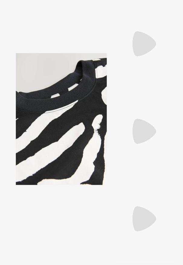 Zwarte t-shirt met een gedurfde witte zebrapatrroon, ronde halslijn, korte mouwen en een zachte katoenen textuur.; Kniehoge witte rubberlaarzen met een stevige zool en elastische zijpanelen. Voorzien van trekhaken aan de bovenkant voor gemakkelijker aan- en uittrekken. Glad textuur.; Zwarte zonnebril met een elegante, wraparound ontwerp, donker getinte lenzen en glanzende kunststof monturen. Bevat merknaam op de arm.; Zwarte leren hobo tas met een zachte, glanzende textuur en een ronde, open bovenkant. Voorzien van een brede, gebogen schouderband om te dragen. Geen zichtbare hardware.