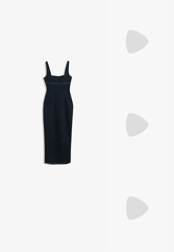 Abito in denim scuro aderente con scollo quadrato e spalline sottili, caratterizzato da cuciture sartoriali per una silhouette snella.; Pump in pelle verniciata nera con punta a punta e tacco medio a blocco. Presenta una cinghia regolabile alla caviglia con una fibbia in metallo.; Occhiali da sole rotondi con tonalità marrone, montatura lucida color bordeaux. Aste sottili con un sottile dettaglio del marchio. Design delle lenti piatte.; Borsa a tracolla in pelle intrecciata marrone con una forma triangolare morbida. Presenta una maniglia intrecciata e una chiusura con zip lungo la parte superiore.