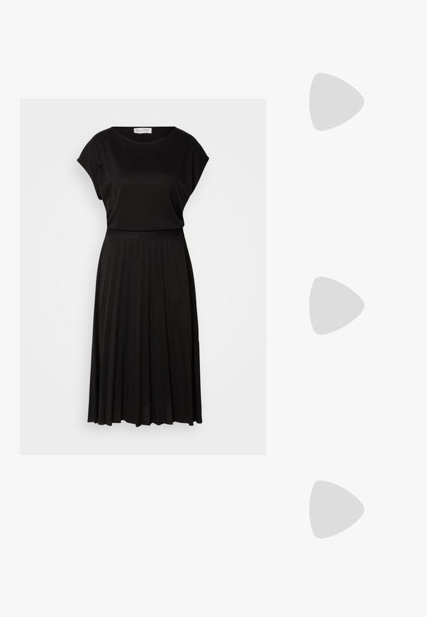 Vestido negro con un cuerpo ajustado y mangas cortas, que transiciona a una falda plisada. Hecho de una tela suave con una textura lisa.; Botines negros con suela de plataforma gruesa, hechos de cuero suave, con un diseño de cordones y una lengüeta en la parte posterior.; Bolso tote de ante negro con una textura suave, forma estructurada y costuras en contraste. Presenta asas largas para llevar en el hombro.; Pendientes de aro de plata con un acabado suave y pulido. Forma redonda, diseño ligero, con un mecanismo de cierre seguro.