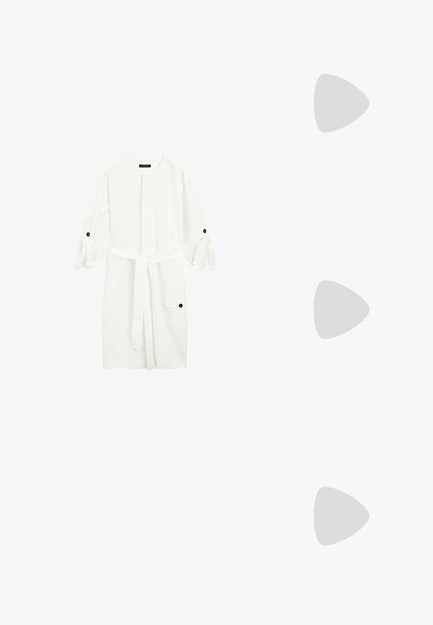 Hvid bomulds kjole med rund halsudskæring, 3/4 puffærmer fastgjort med sorte knapper, et bælte i taljen og en sidelomme.; Gennemsigtig plastiksko med gittermønster, rund tå og en lille sølvaccent på remmen. Fleksibel sål i gennemsigtig farve.; Sorte og hvide stribede tørklæde, lavet af letvægtsstof. Rektangulær form med jævne, skiftende striber i varierende bredder. Blød tekstur.; Lysebrun læderhåndtaske med en unik form, featuring to korte håndtag og et langt justerbart rem. Glat tekstur med minimal hardware.