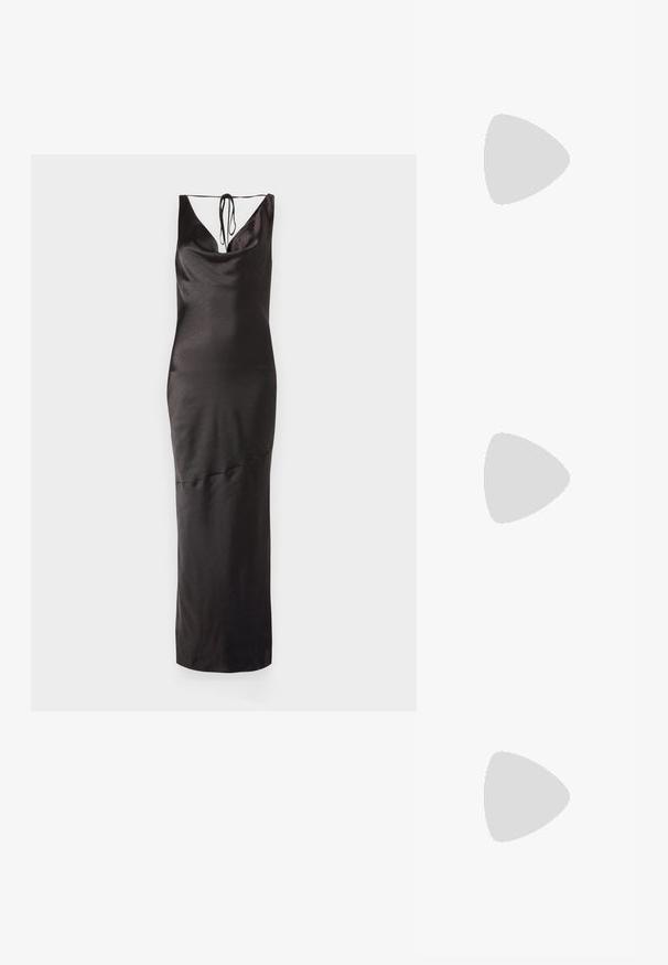 Rochie neagră fără mâneci din material satinat. Are un decolteu tip cowl, un sistem de prindere ajustabil în spate și o siluetă ajustată până la mijlocul gambei.; Bocanci din piele maro, cu vârf ușor ascuțit, cu catarame decorative și toc scăzut. Textură netedă cu finisaj mat.; Geantă de umăr din piele neagră, cu o textură netedă, formă rectangulară și un detaliu din lanț metalic în față. Include curea reglabilă.; Cercei din argint cu stud pătrat, având un finisaj neted și lustruit, într-o formă de lacrimă, care reflectă lumina cu o suprafață lucioasă.