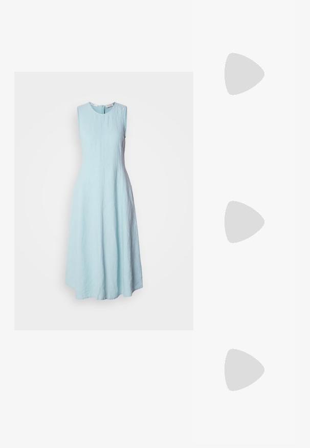 Asymmetrisk topp med én skulder i lys beige med glitrende tekstur. Har sidesamsyning og justerbart knytefeste i kanten.; Lys blå uten ermer kjole med rund hals. Laget av et teksturert stoff, har den en utsvingt silhuett og en glidelås i ryggen.; Hvit skinn Mary Jane-flats med spiss tå, sidebuckle og lav svart hæl. Glatt tekstur og minimalistisk design.; Kremfarget polstret håndveske med buet håndtak og glidelås. Den har en glatt tekstur og rund form som gir et moderne utseende.; Sølv hoop øredobber med en stjernesformet anheng som har en sentral rhinestone; inkluderer et andre par med enkle sølv hoops.