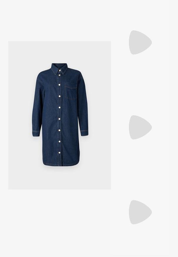 Schwarzes Langarmoberteil mit einem gerafften Design an der Vorderseite, V-Ausschnitt und glatter Stofftextur. Hat eine figurbetonte Silhouette.; Jeanshemdkleid in Dunkelblau mit Knopfleiste, Kragen, langen Ärmeln und einer Brusttasche. Verfügt über weiße Knöpfe und Kontrastnähte.; Schwarze Lackleder-Slingback-Absätze mit spitzer Zehenform, einem runden Ausschnitt-Design und einem Blockabsatz. Mit einem goldfarbenen Schnallenakzent.; Schwarze Handtasche mit strukturierter Form, glatter Textur und einem metallischen Verschluss. Kombiniert mit weiten schwarzen Hosen und offenen Sandalen auf einem Holzboden.