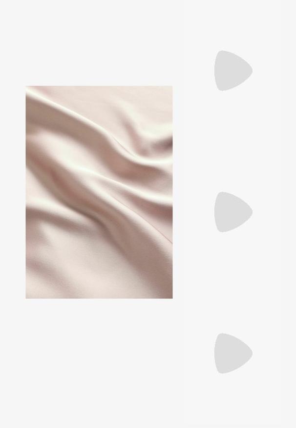 Levanduľová, bezramienková blúzka z jemnej bavlny s okrúhlym výstrihom a hladkou textúrou. Jednoduchý dizajn, bez viditeľných vzorov alebo akcentov.; Saténová látka v jemne ružovej farbe s hladkou textúrou, obsahujúca jemné vlny a subtílny lesk. Švy sú viditeľné po celom povrchu.; Béžové lodičky na opätku s špicatou špičkou a nízkym rozšíreným opätkom. Vyrobené z hladkej kože s minimalistickým dizajnom a nastaviteľným popruhom.; Korytnačkové okuliare s oválnymi šošovkami a hladkým, lesklým povrchom. Majú tenké strany s jemným zakrivením na spánkoch. Priehľadné šošovky.