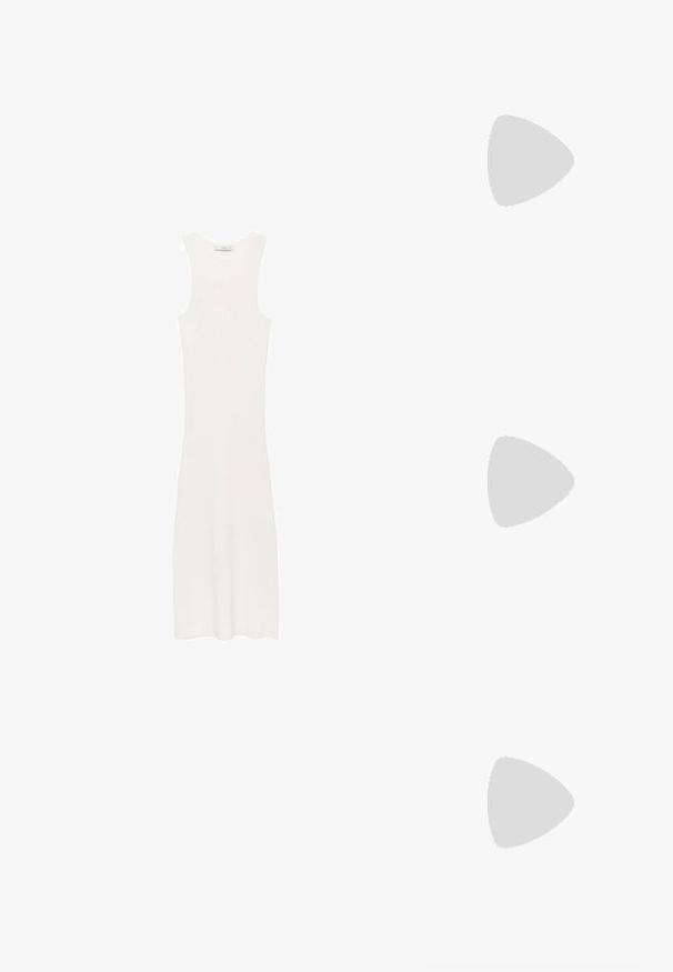 Hvid, ærmeløs, ribbet strikkjole med en tætsiddende silhuet, der når under knæene. Enkel og minimalistisk design uden mønstre eller hardware.; Hvide lædersneakers med en tyk, tekstureret gummisål, der har snørebåndslukning og syninger. Rund tå og design med ankelstøtte.; Sorte ovale briller med gennemskinnelige lilla accenter på linserne. Rammen har en mat finish og slanke, lige stænger.; Sort læder skuldertaske med rund form, glat finish og sølv hardware. Person iført sorte brede bukser og nitter loafers.