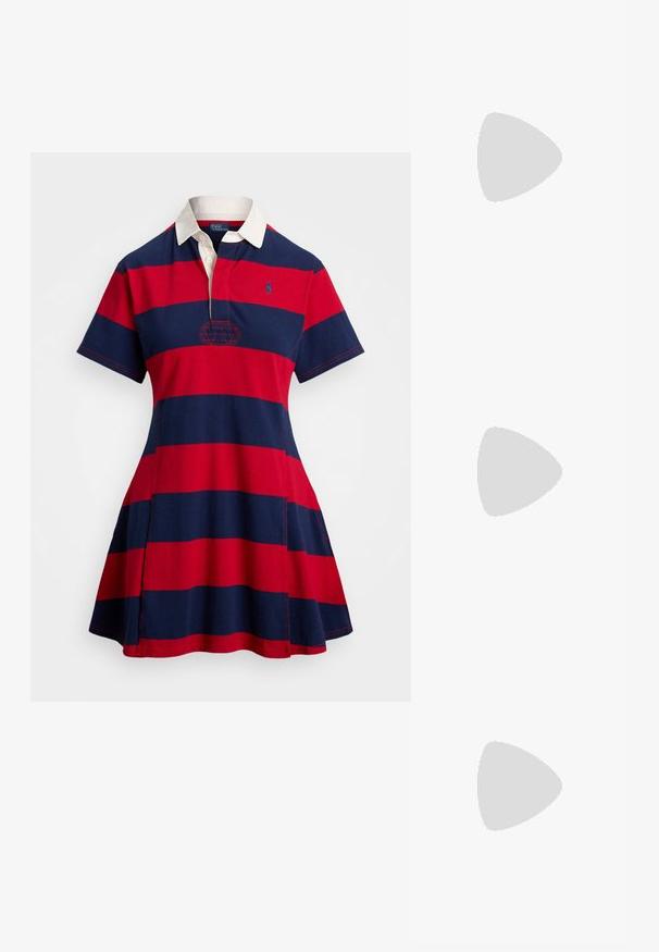 Polo-Kleid mit roten und marineblauen Streifen, einem weißen Kragen, kurzen Ärmeln und einem gestickten Logo. Hergestellt aus Baumwollstoff mit einem ausgestellten Rock.; Helleblaue Stiletto-Sandale mit zwei Vorderriemchen und einem Knöchelriemchen, aus glattem Lackmaterial, mit schlankem Absatz und minimalistischem Design.; Weiße Lederhandtasche mit strukturiertem Design, Obergriff und silberner Hardware, ausgestattet mit einem Schnallenverschluss und dezenten Nähten.; Silberarmband mit Pailletten-Gliedern und klaren runden Steinen. Bietet einen Karabinerverschluss und eine verstellbare Kette für Größenvariationen.