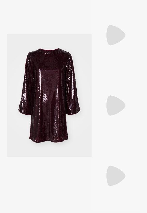 Robe en sequins bordeaux avec un décolleté bateau et des manches trois-quarts, présentant une texture lisse et une surface brillante pour la réflexion de la lumière.; Patrizia Pepe BOOTS - Cuissardes - nero; Lunettes de soleil noires avec une grande monture angulaire, des verres foncés et des branches fines et élégantes présentant un petit logo d'un côté.; Boucles d'oreilles en argent avec une finition polie, présentant un design circulaire et des charnières sans soudure, affichant une texture lisse.