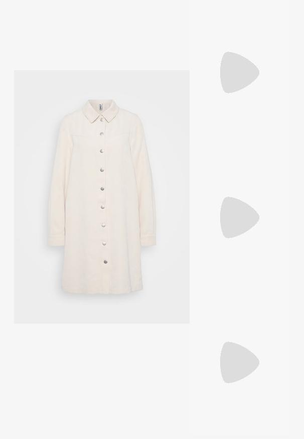 Világos bézs kordbársony gombos ruha gallérral, hosszú ujjakkal, függőleges bordázott textúrával és fémből készült patentgombokkal az elején.; Fekete lakkbőr loaferek vastag talppal, díszes ezüst hardware-rel. Átlátszó pöttyös bokazoknival párosítva.; Fekete bőr keresztpántos táska, sima textúrával, téglalap alakú és fém lánc részlettel az elején. Állítható pánttal ellátva.; Ezüst karika fülbevalók, letisztult, kerek formával, sima felülettel és látható díszítés nélkül. A átmérő nem megadott.