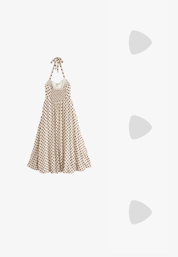 Een mouwloze, crèmekleurige jurk met zwarte stippen, een geraffineerde borst, en een strik bij de hals, die uitloopt in een uitlopende zoom.; Zwarte lakleren slingback hakken met een spitse neus, voorzien van dubbele gouden gespsluitingen en een slanke stilettoklomp.; Zwarte nepleren handtas met een gestructureerde vorm, gouden hardware, een handvat bovenaan en een voorste sluiting met een "GUESS" logo.; Zilveren oorringen met een gladde, gepolijste oppervlakte en een dunne, ronde vorm. Het ontwerp heeft een veilige sluiting.
