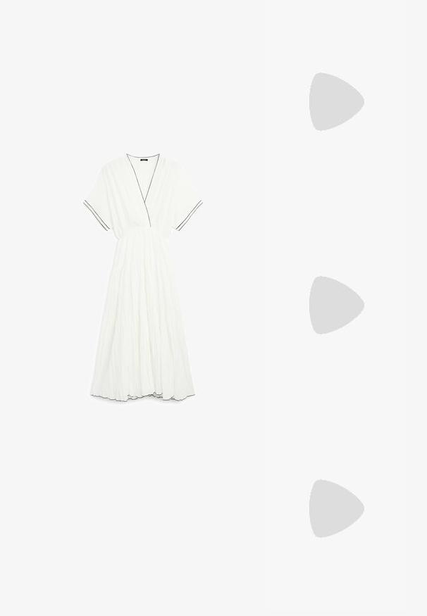 Weißes, gestuftes Kleid aus gekrepptem Material mit tiefem V-Ausschnitt und kurzen Ärmeln. Verziert mit schwarzem Besatz entlang des Ausschnitts und der Ärmelkanten.; Schwarze flache Sandalen mit einem Netzriemen, dünnem Zehenring und verstellbarem Knöchelverschluss. Sie zeichnen sich durch ein schlankes, minimalistisches Design mit glänzenden Akzenten aus.; Schwarz-weißer gestreifter Schal aus leichtem Stoff. Rechteckige Form mit gleichmäßigen, abwechselnden Streifen unterschiedlicher Breite. Weiche Textur.; Beige Lederhandtasche mit einer einzigartigen Form, die zwei kurze Henkel und einen langen verstellbaren Riemen aufweist. Glatte Textur mit minimalen Hardware-Elementen.